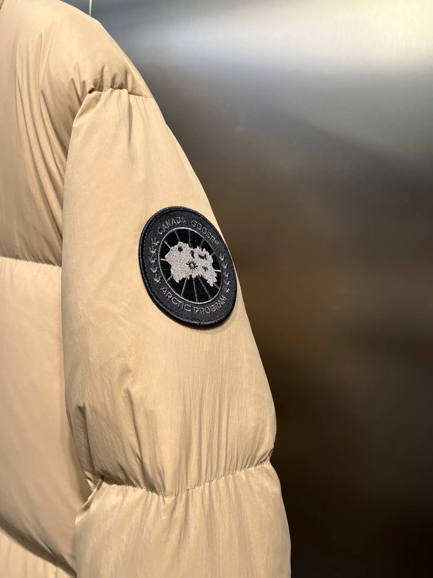 P800 Canada gooes】Large Goose Sleeve Stand Collar Down Jacket The Lawrence Down Jacket provides essential protection for everyday adventures. Delicately soft fabric, this is a water-repellent fabric that is soft to the touch yet durable. Filled with extremely fluffy white duck down. This piece has a quilted body and structured down. Padded collar and reflective double-stripe grip tape. Extended hem and tucked-in inner rib-knit cuffs.  Size: XS-2XL